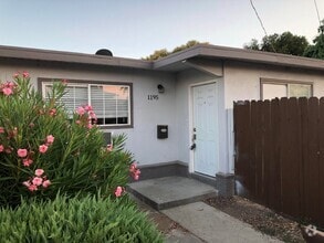 Building Photo - Centrally Located 2 Bed/1 Bath Duplex in L...