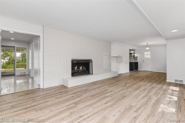 Building Photo - 3988 Lakeland Ln