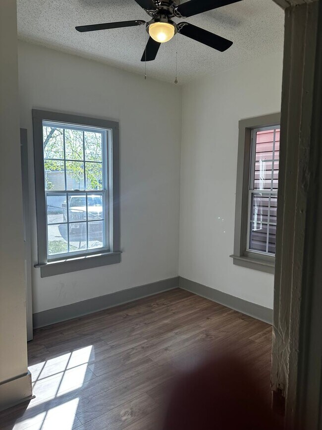 Building Photo - 915 W Victory Dr