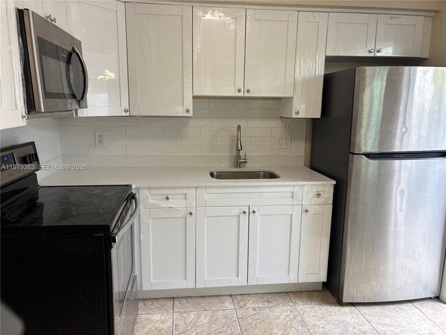 Building Photo - 825 NE 7th St