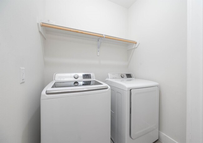 Building Photo - 5519 Paraiso Pl