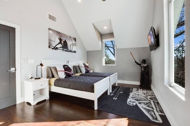 Building Photo - 1802 W 10th St