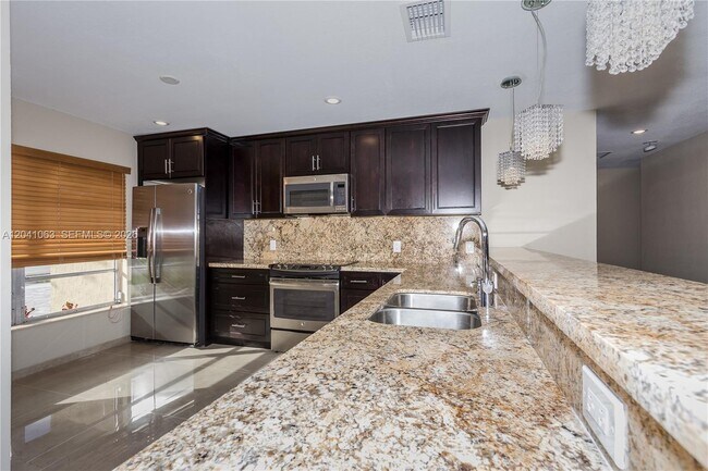 Building Photo - 16641 Royal Poinciana Dr