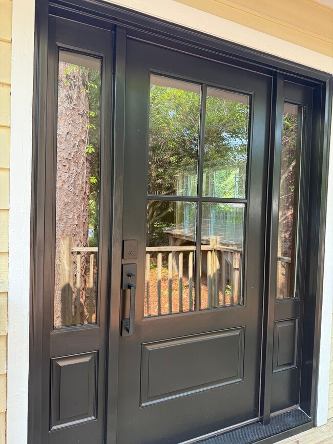 Building Photo - 913 Bryan Ave