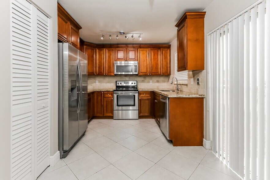 Building Photo - 2638 Country Golf Dr
