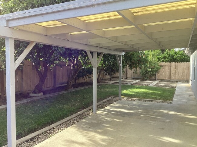 Building Photo - Just listed!