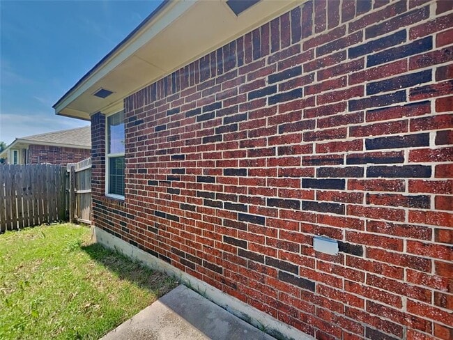 Building Photo - 4504 Applegate Dr