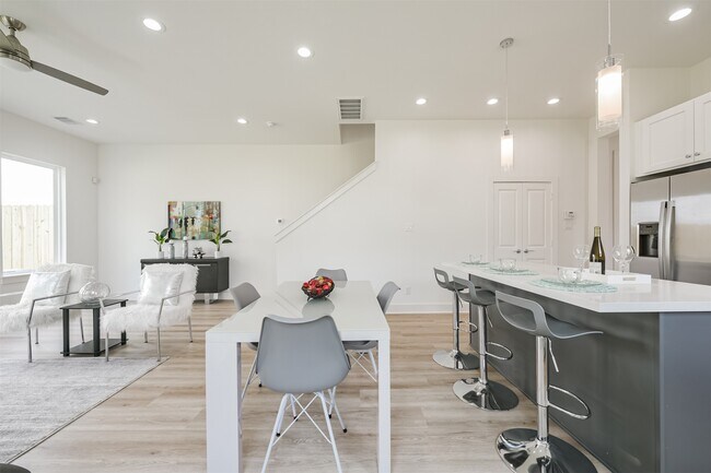 Building Photo - 5630 Balbo St