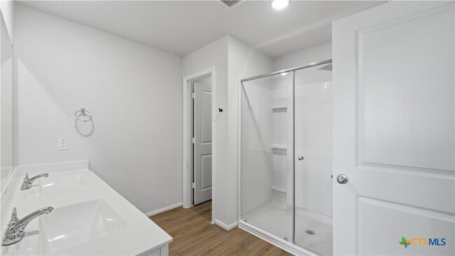 Building Photo - 324 Kenai Dr