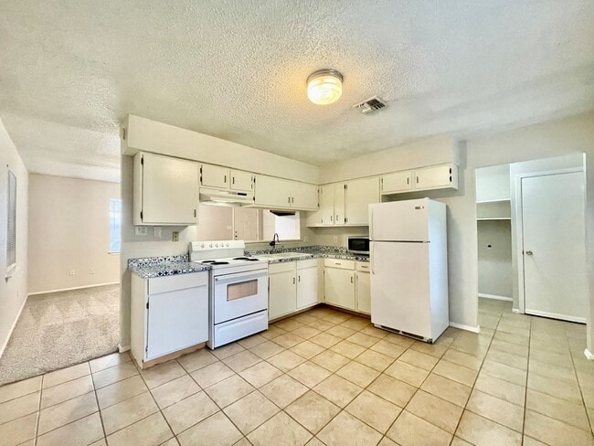 Building Photo - 2 Bedroom, 1 Bathroom home + Large Yard and Carport