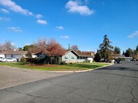 Building Photo - Well maintained home for rent in Visalia