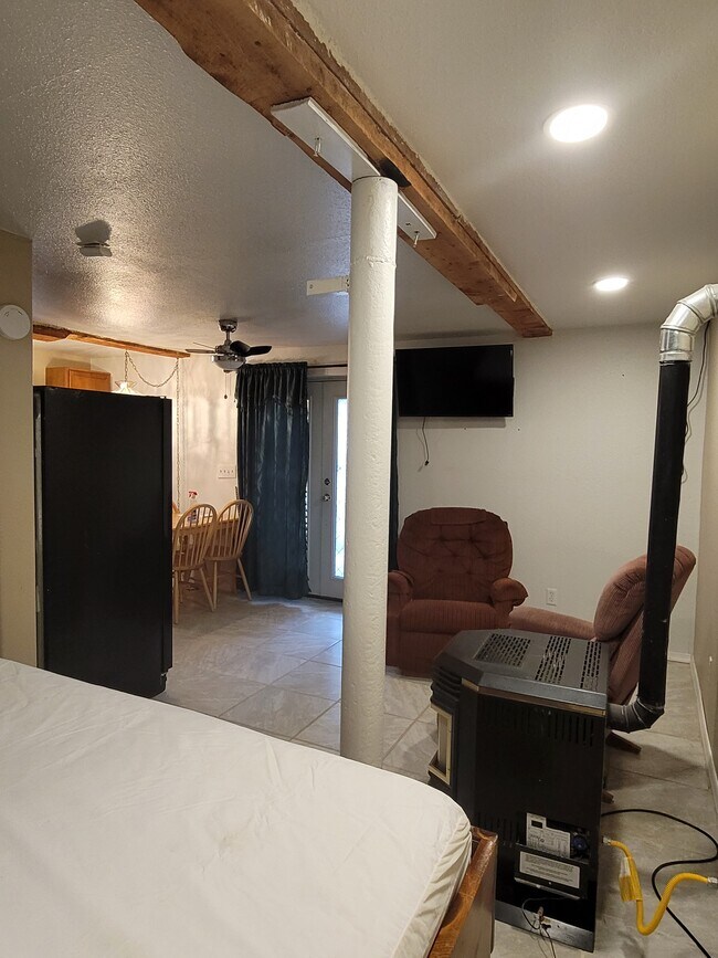 Building Photo - 8285 Green Ln