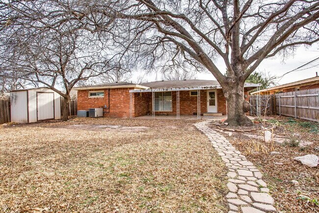 Building Photo - Spectacular Three Bedroom Home Nestled Nea...