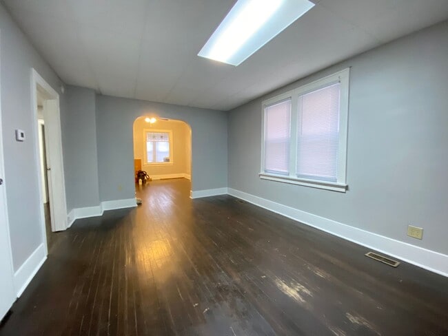 Building Photo - 4 Bedroom Home In Whiting, IN