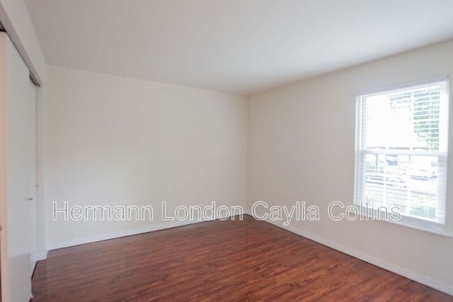 Building Photo - 725 Ridgeside Dr