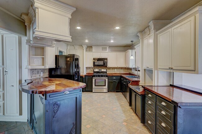 Building Photo - 4 bed 3 bath home!