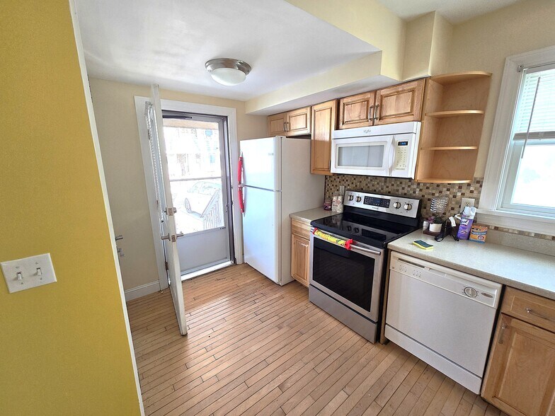 Building Photo - 41 Pine St