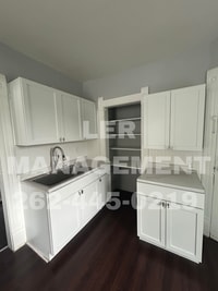 Building Photo - Spacious 3 Bedroom Upper!