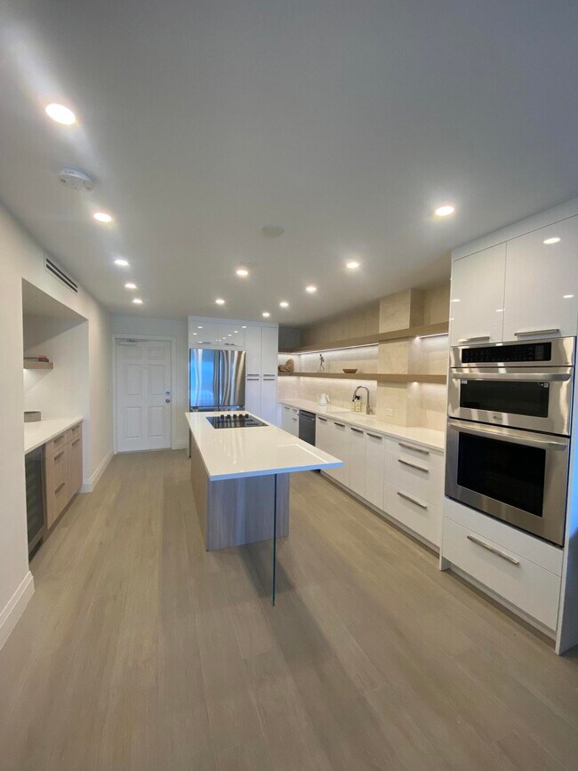 Building Photo - 1021 Hillsboro Mile