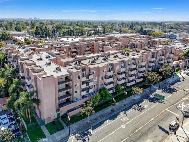 Building Photo - 450 E 4th St