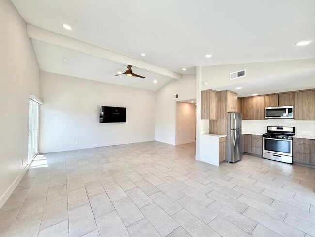 Building Photo - 835 Nueva Vista Dr S