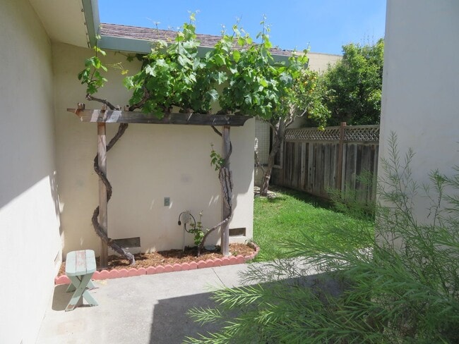 Building Photo - 2 bed 1 bath house in the Capitola jewel box