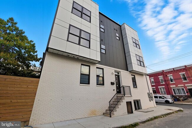 Building Photo - 2713 W Montgomery Ave