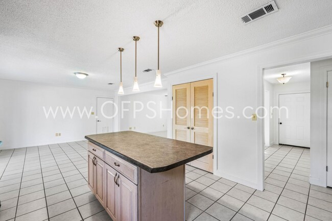 Building Photo - AVAILABLE NOW... 3/2 in Destin!!