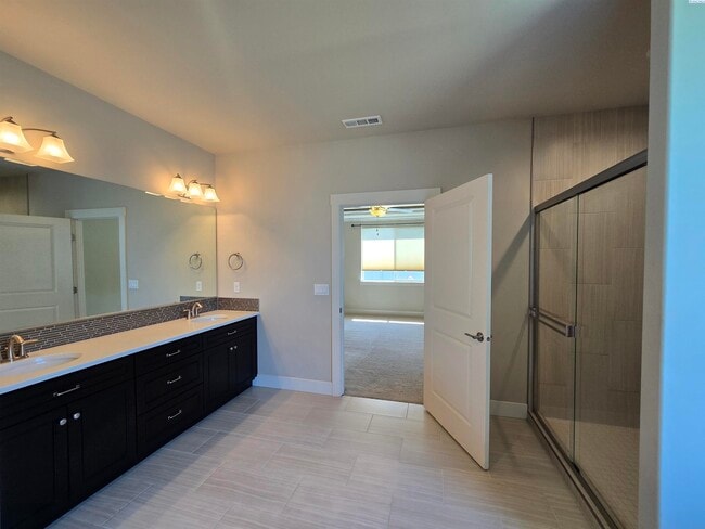 Building Photo - Spacious Rambler in South Richland with La...