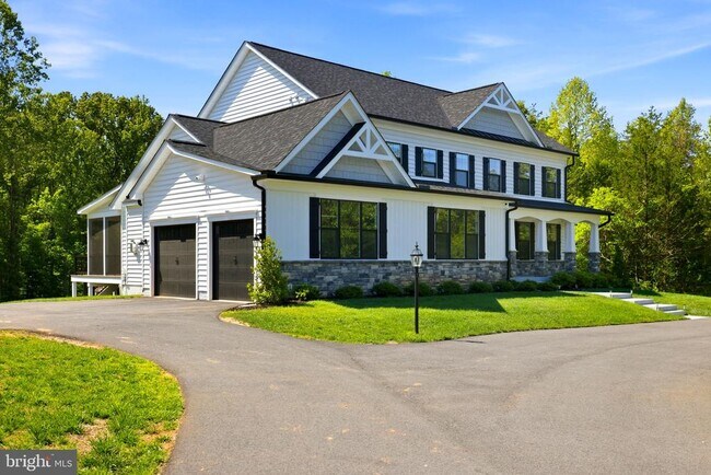 Building Photo - 301 Kingdom Dr