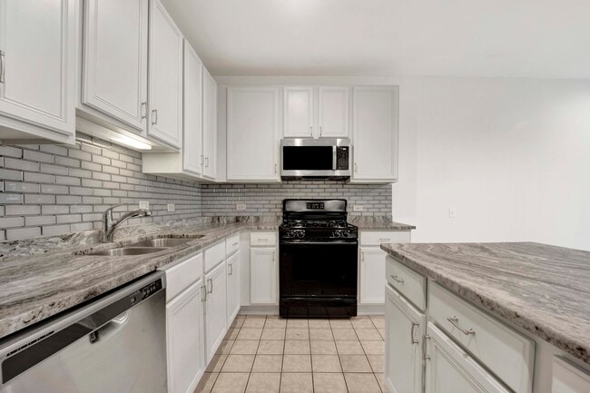 Building Photo - 948 W 15th Pl