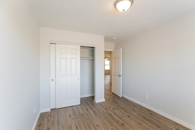 Building Photo - 1711 E Megan Dr