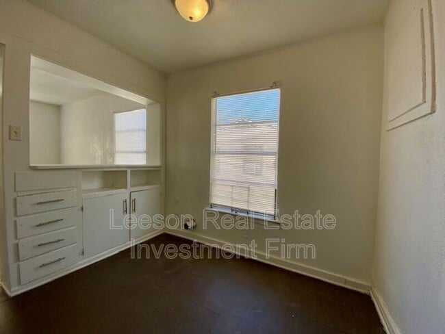 Building Photo - 513 W 75th St