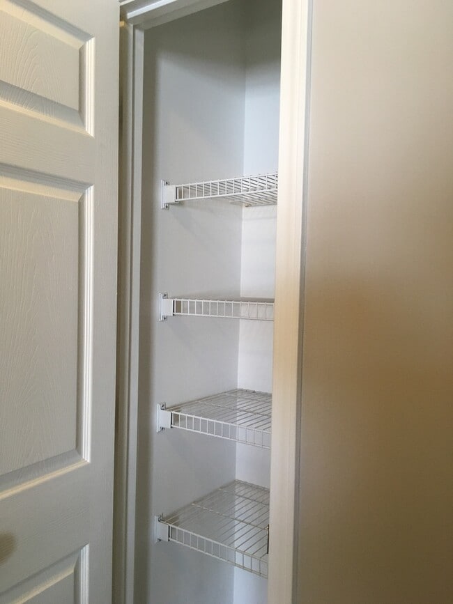 Building Photo - Lovely Townhouse! Fresh Paint, New Carpet, All Electric!  W/D Included, Privacy Fenced Backyard