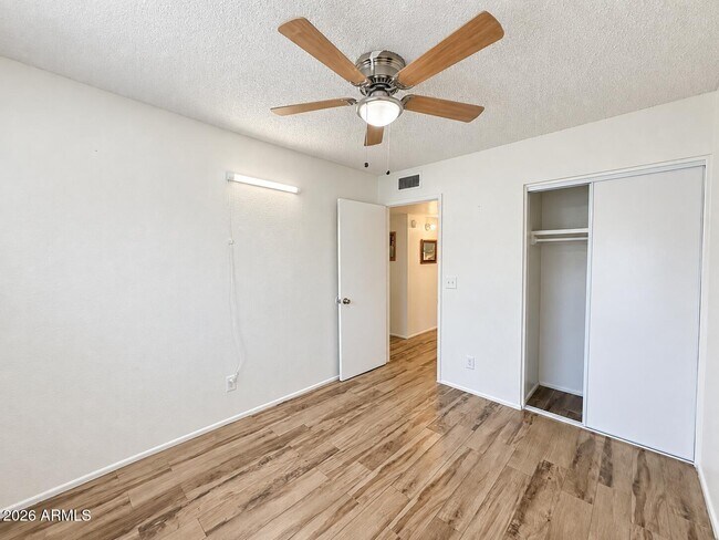 Building Photo - 5934 N 48th Ln