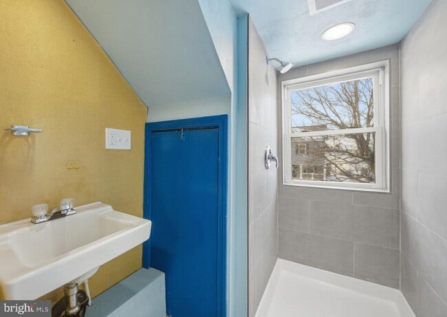 Building Photo - 3413 Yardley Dr