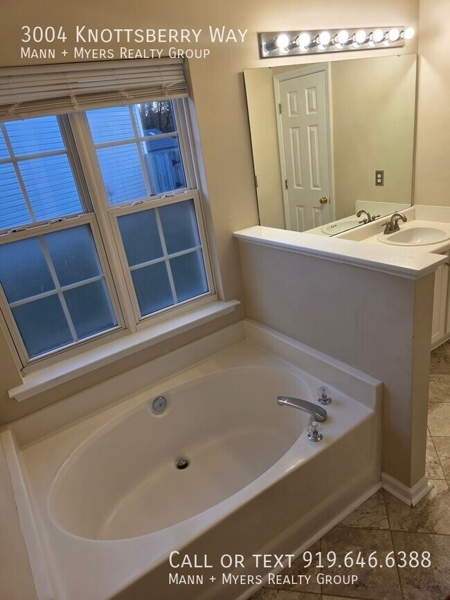 Building Photo - 3004 Knottsberry Way