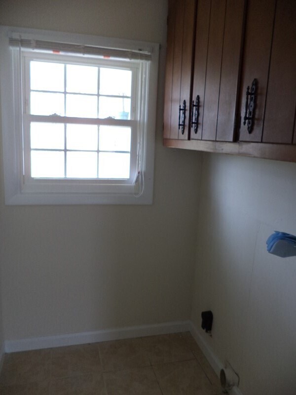 Building Photo - 4 Bedroom Single Family Home in Hampton