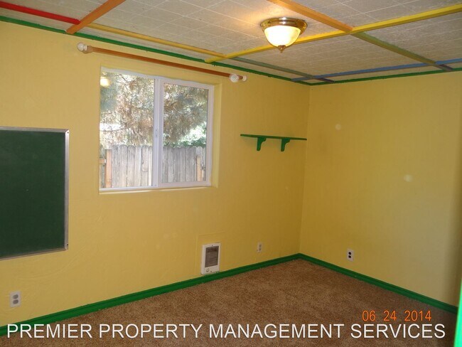 Building Photo - 3 br, 2 bath House - 902 25th Place