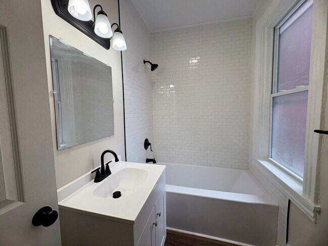 Building Photo - 320 S Ann St