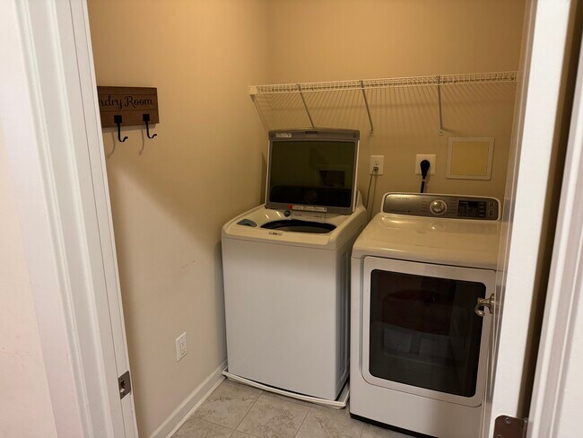 Building Photo - 9170 Kenway Ln