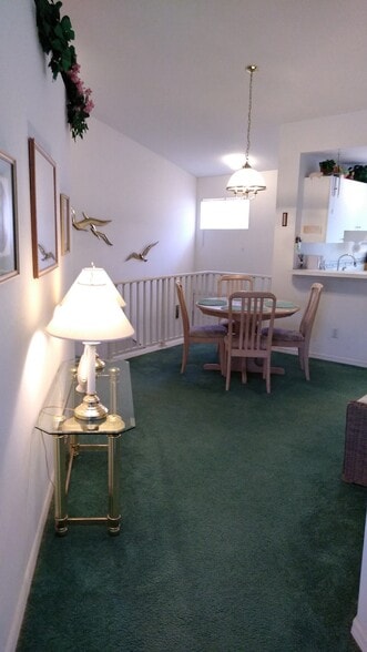 dinette - 582 Windsor Sq