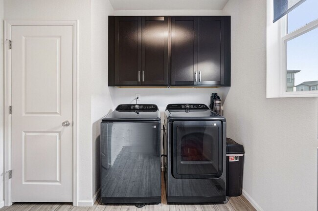 Building Photo - Modern Home in Brighton!