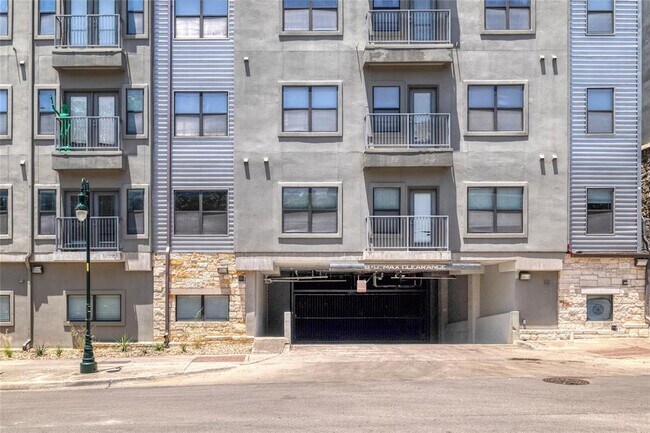 Building Photo - 2502 Leon St