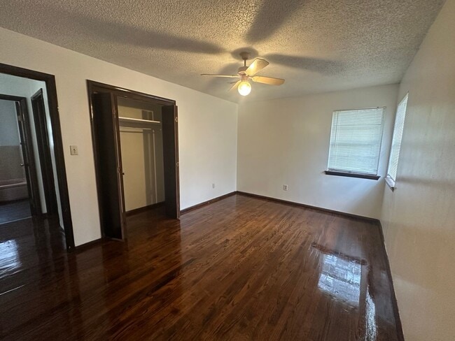 Building Photo - 4 Bed, 2 Bath, 2 dInng, 2 Living