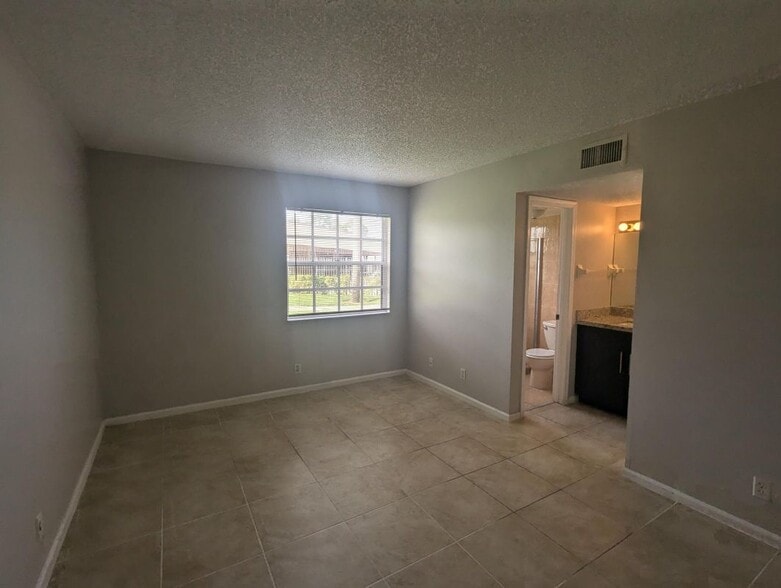 Building Photo - 4659 Oak Terrace Dr