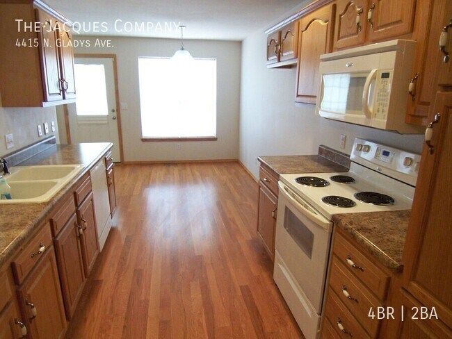 Building Photo - 4415 Gladys Ave