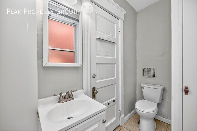 Building Photo - 2359 Stratford Ave