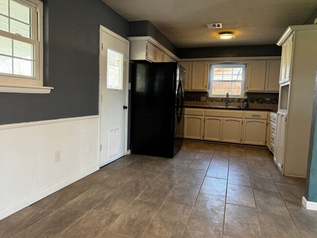 Building Photo - 3028 NE Pioneer Blvd