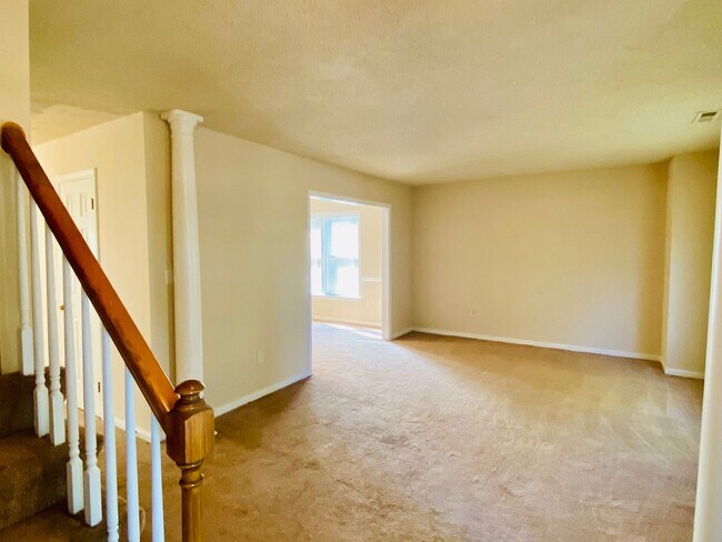 Building Photo - Beautiful and Spacious 3bdrm/2.5bth Home Conveniently Located in Chesterfield County!!